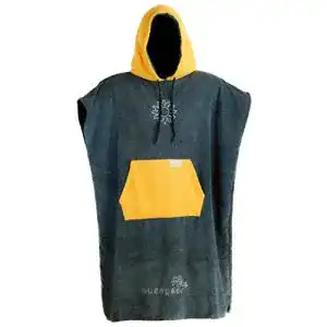 Surf-Poncho von musegear für Erwachsene als mobile Umkleide