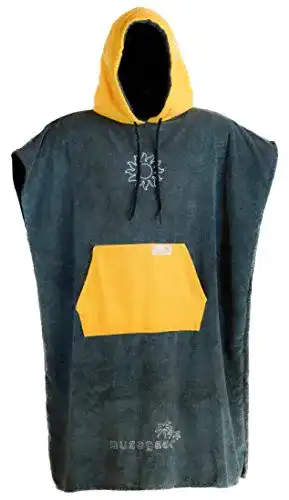 Surf-Poncho von musegear für Erwachsene als mobile Umkleide