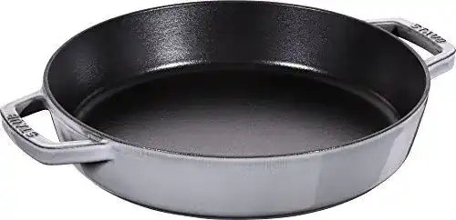 Gusseisen-Pfanne von STAUB mit zwei Griffen und 26 cm Durchmesser