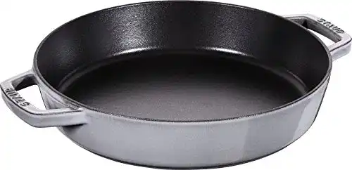 Gusseisen-Pfanne von STAUB mit zwei Griffen und 26 cm Durchmesser