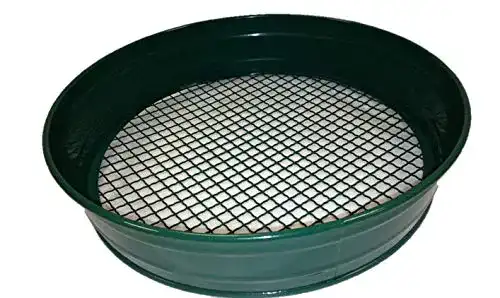 Gartensieb Greenkey 757 mit 12 mm Maschen aus Metall in Grün