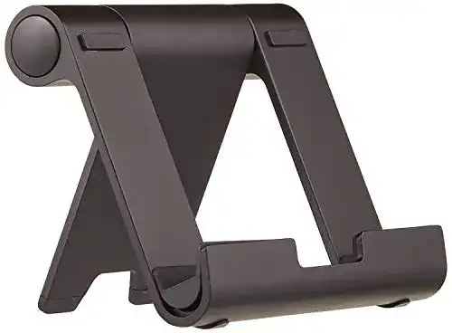 Tablet Halterung von Amazon Basics – Tragbarer Ständer für Tablets und Smartphones