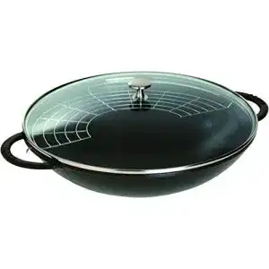 Wok aus Gusseisen von STAUB mit Glasdeckel