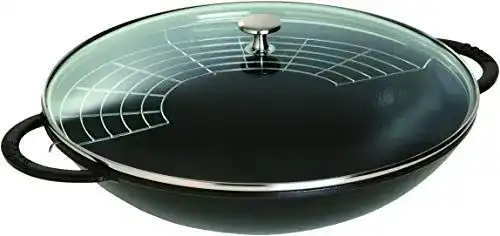 Wok aus Gusseisen von STAUB mit Glasdeckel