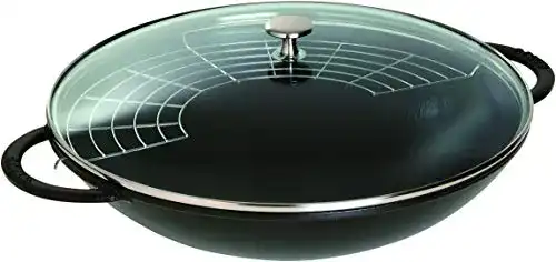 Wok aus Gusseisen von STAUB mit Glasdeckel