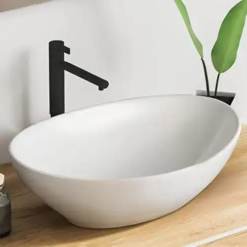 Waschbecken von VMbathrooms im ovalen Design mit Lotus-Effekt