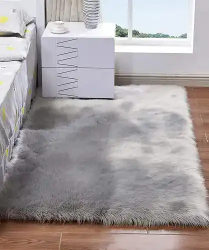 Hochflor-Teppich HARESLE Kunstfell grau, waschbar und rutschfest