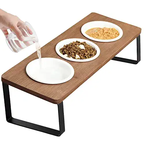 Ergonomischer Katzennapf Guusii Home mit erhöhtem Holzgestell und Keramikschalen