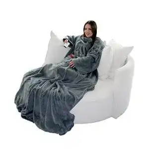 Flauschige TV-Decke mit Ärmeln von Brandsseller im Cashmere Feeling