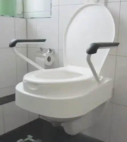 Toilettensitzerhöhung mit Armlehnen von Saniversum UG