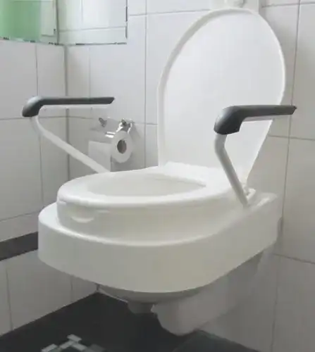 Toilettensitzerhöhung mit Armlehnen von Saniversum UG