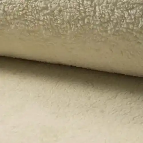 Plüschstoff für Nähprojekte aus Baumwolle und Polyester