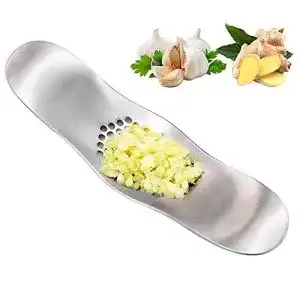 Knoblauchpresse aus Edelstahl für einfaches Zerkleinern von Knoblauch