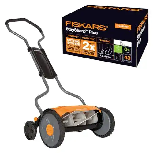 Fiskars StaySharp Plus Spindelmäher für präzises Rasenmähen