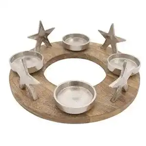 Adventskranz aus Holz mit Kerzenhaltern für die Weihnachtszeit