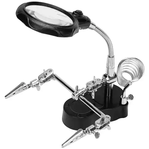 Standlupe mit LED-Beleuchtung und helfender Hand für freihändiges Arbeiten
