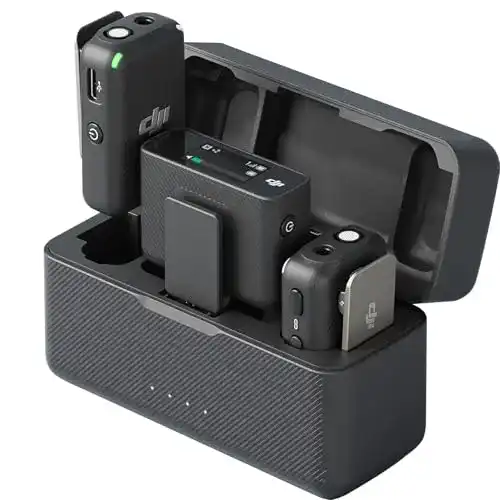 Ansteckmikrofon DJI Mic mit 2 Sendern, 1 Empfänger und Ladeschale