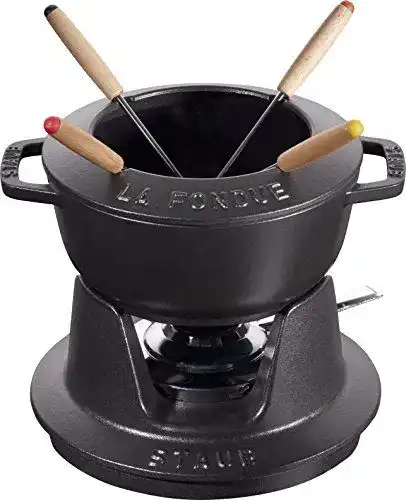 Fondue Set aus Gusseisen mit 4 Gabeln von STAUB