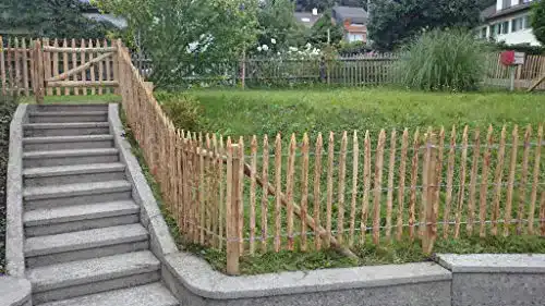 Premium Staketenzaun aus Kastanienholz für den Garten