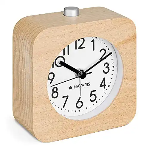 Analogwecker Navaris aus Holz mit Snooze-Funktion und Retro-Design