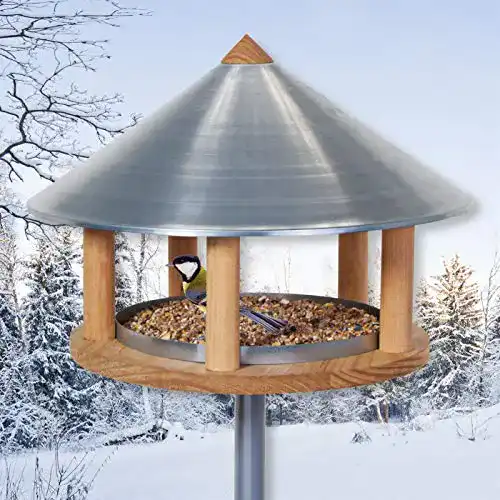 Vogelhaus aus Holz von Voss.garden mit Metallständer und Dach