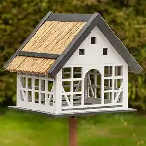 Vogelhaus mit Reetdach von Voss.garden im Fachwerkstil
