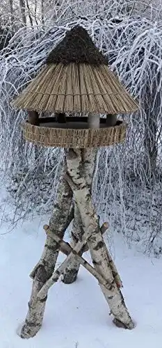 Vogelhaus mit Reetdach und Birkenständer für Wildvögel