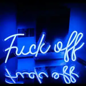 Neon-Schild ineonlife „Fuck off“ in Blau mit LED-Schriftzug