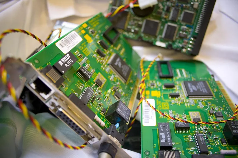 Eine 10-GBit-Netzwerkkarte als Produktfreisteller vor neutralem Hintergrund, klar erkennbar.