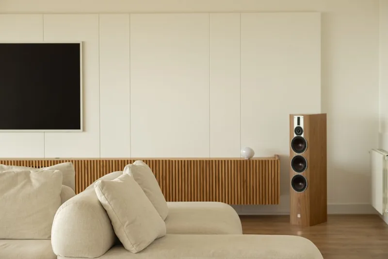 Eine stilvolle Wohnzimmerszene mit hochwertigem Heimkino-Setup, das den Klang eines 1000-Watt-Subwoofers liefert.