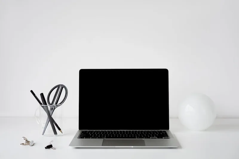 Ein schlanker 15-Zoll-Laptop in geöffnetem Zustand auf einem neutralen, hellen Hintergrund.
