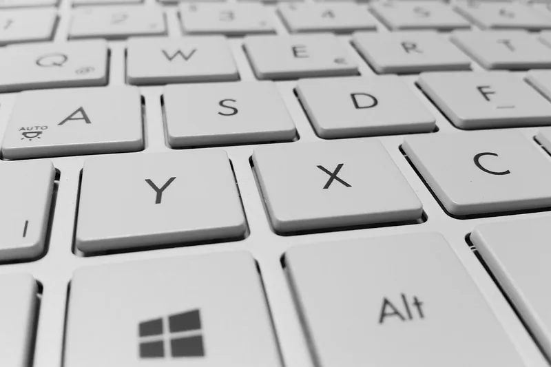 Detailaufnahme der Tastatur und des präzisen Trackpads eines modernen 15-Zoll-Laptops.