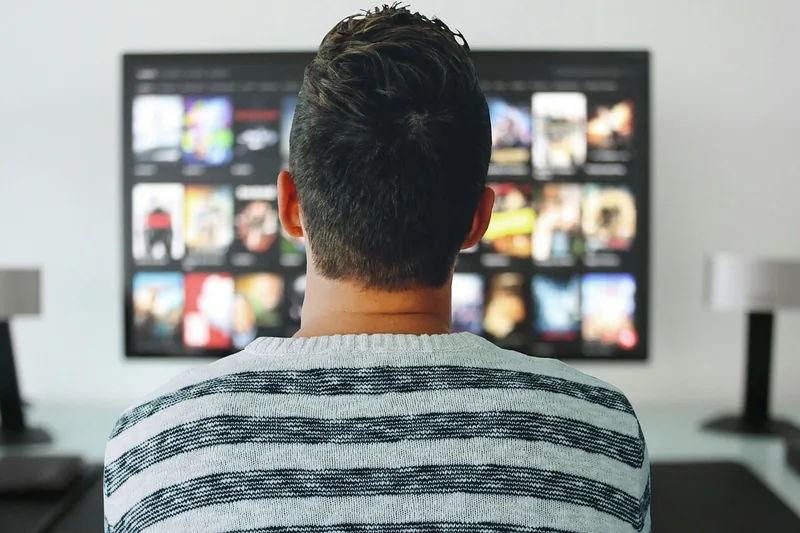 Gemütliche Wohnzimmer-Szene mit einem 2.1-Soundsystem für ein Heimkino-Erlebnis.