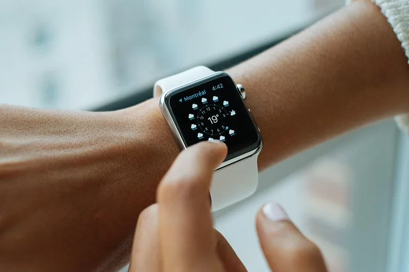 Hochwertiges Produktfoto einer modernen Smartwatch mit digitalem Zifferblatt auf neutralem Hintergrund.