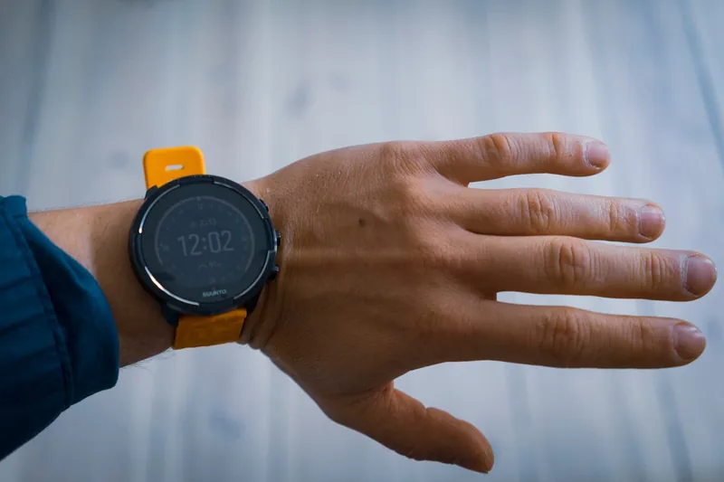 Detailaufnahme eines flexiblen Smartwatch-Armbands aus Silikon, zeigt Material und Textur.