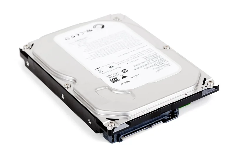 Produktfoto einer 2TB HDD, isoliert auf weißem Hintergrund