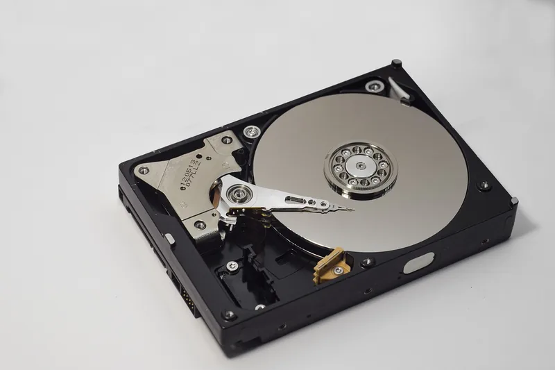 Nahaufnahme der Anschlüsse und Oberfläche einer 2TB HDD