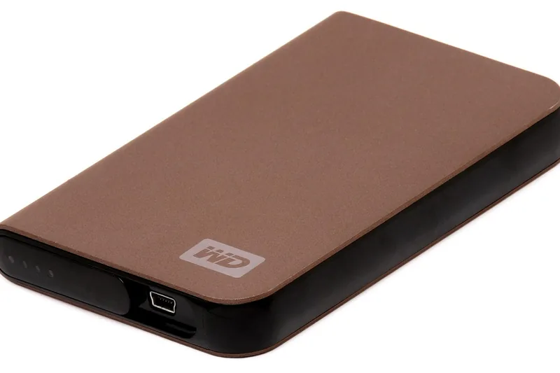 Hand verbindet eine externe 2TB HDD mit einem Laptop