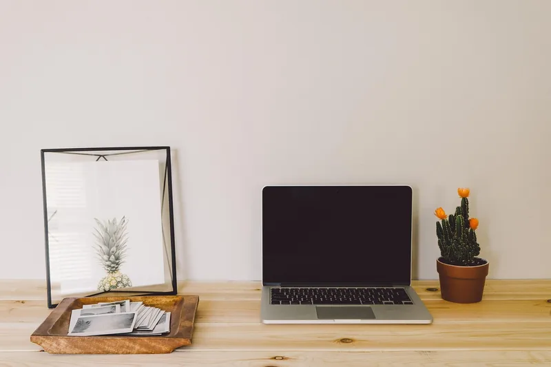 Schreibtisch mit Computer und externen Speichermedien im Hintergrund