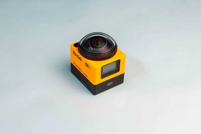 Eine moderne, kompakte 360 Grad Kamera auf neutralem, hellem Hintergrund für einen klaren Produktüberblick.