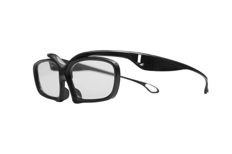 Eine moderne 3D-Brille in Draufsicht auf weißem Hintergrund, bereit für den Filmabend.