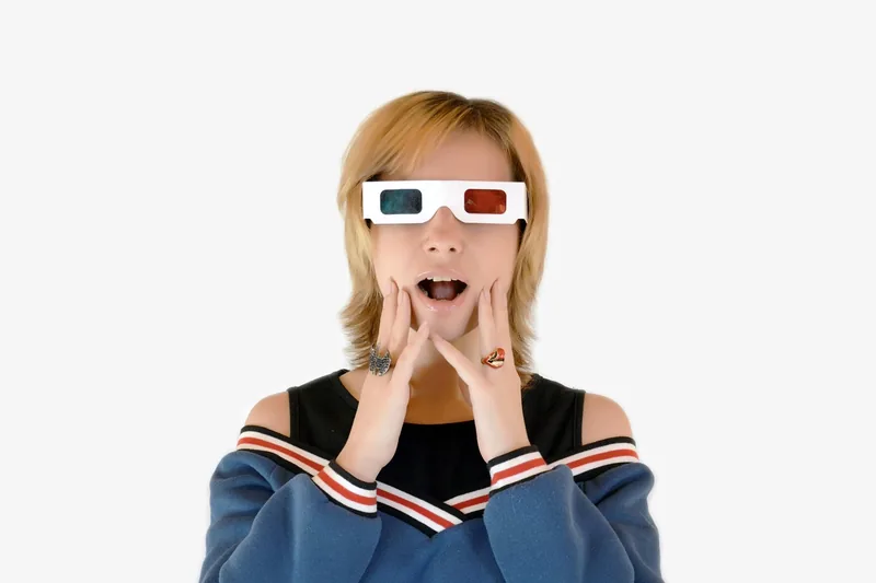 Eine Person trägt eine 3D-Brille und genießt immersive Unterhaltung im heimischen Wohnzimmer.