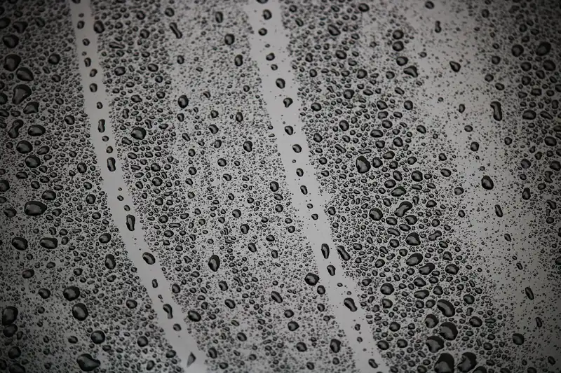Detailaufnahme der mikrostrukturierten Oberfläche einer 3D-Leinwand, die für optimale Bildqualität sorgt.