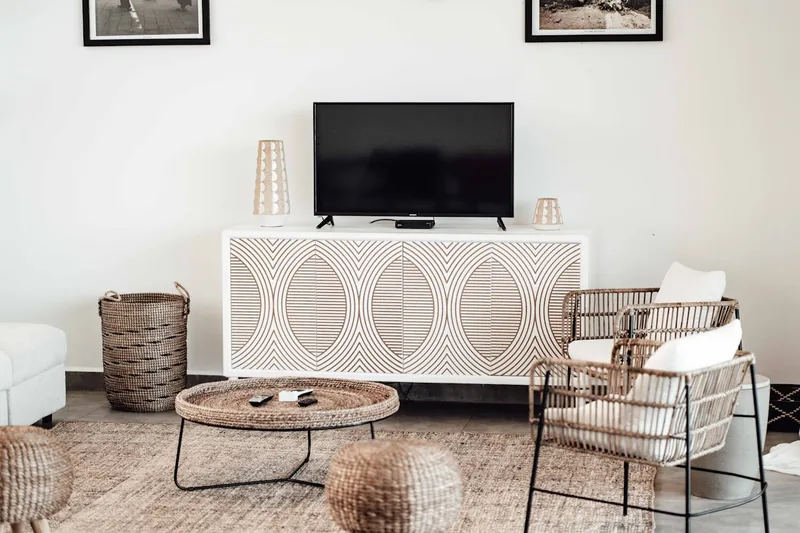 Nahaufnahme des schlanken Rahmens und der Textur eines 40-Zoll-Fernsehers.