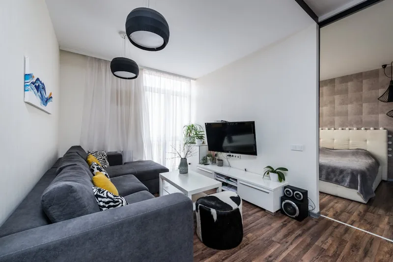 Gemütliches Wohnzimmer mit einem stilvoll integrierten 40-Zoll-Fernseher als Teil der Einrichtung.
