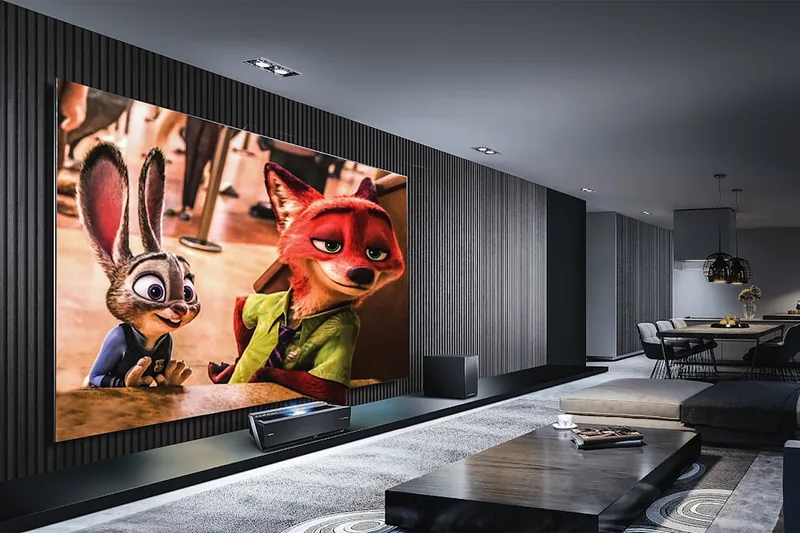 Ein gemütlicher Heimkinoraum mit einer riesigen, scharfen 4K Projektion auf der Leinwand, atmosphärisch beleuchtet.