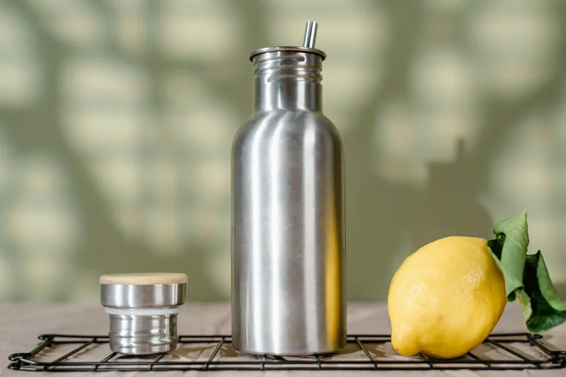 Hochwertige isolierte Trinkflasche als Produktfoto vor neutralem Hintergrund.
