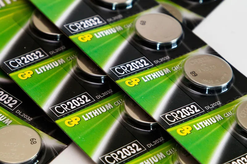 Einzelne 9V Lithium-Batterie, Studioaufnahme, bereit für den Einsatz.