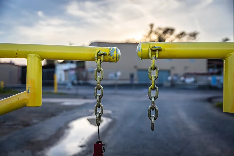 Detailaufnahme des Absperrleinenhalters, fokussiert auf den Mechanismus zum Einhängen der Leine.