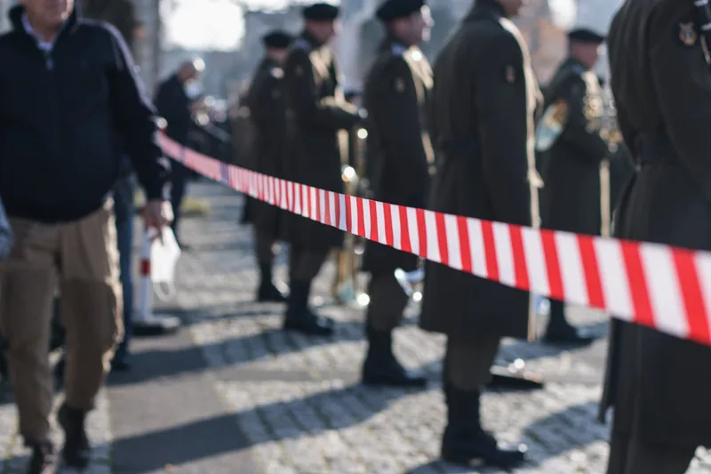 Absperrleinenhalter leiten diskret Besucherströme bei einer gut organisierten Outdoor-Veranstaltung.